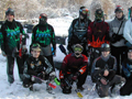 joueurs de paintball dans la neige