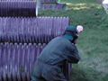 joueur de paintball a l'affut