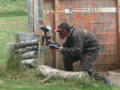 joueur de paintball se protegeant